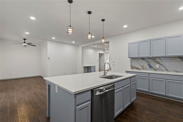 1207 E Russell Avenue, Carrollton, TX 75006