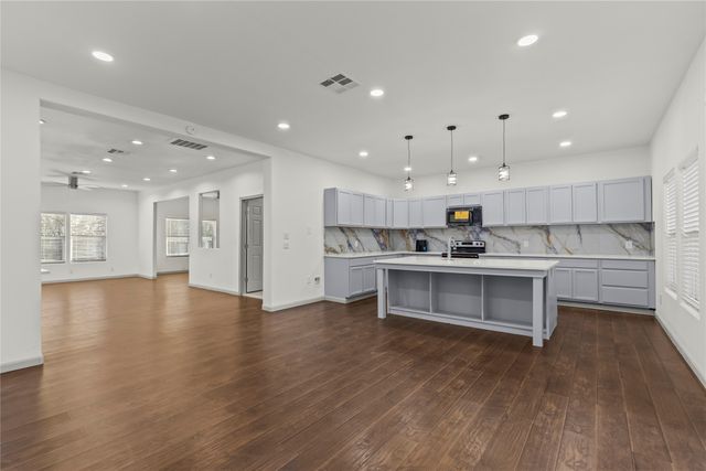 1207 E Russell Avenue, Carrollton, TX 75006