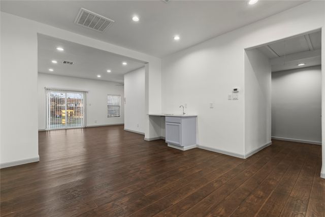 1207 E Russell Avenue, Carrollton, TX 75006