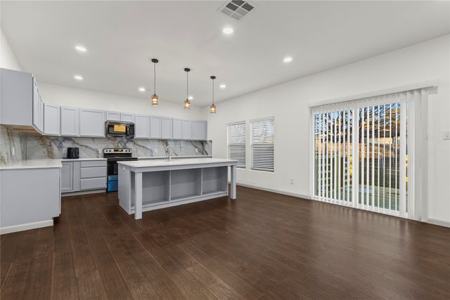 1207 E Russell Avenue, Carrollton, TX 75006