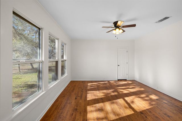 1117 S Madison Street, La Grange, TX 78945