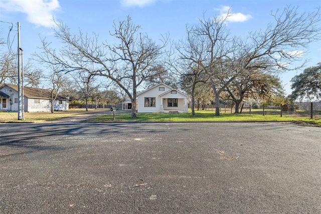1117 S Madison Street, La Grange, TX 78945