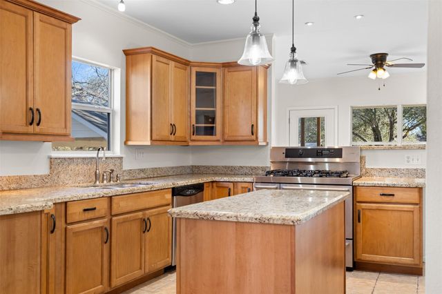 1117 S Madison Street, La Grange, TX 78945