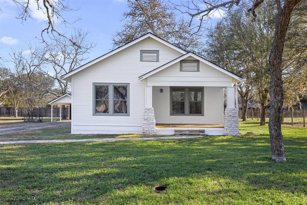 1117 S Madison Street, La Grange, TX 78945