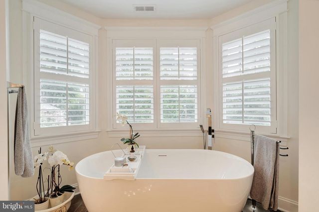 2807 1ST RD N, Arlington, VA 22201