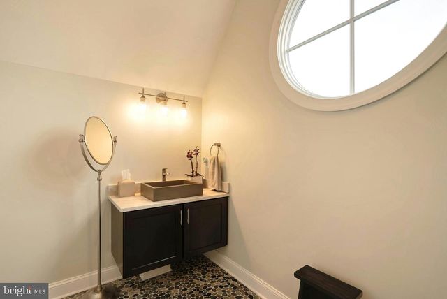 2807 1ST RD N, Arlington, VA 22201