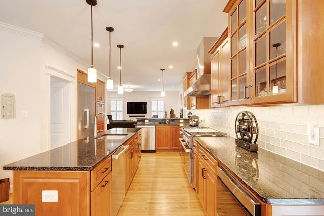 2807 1ST RD N, Arlington, VA 22201