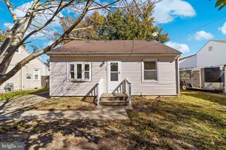 33 PINEWOOD AVE, Carneys Point, NJ 08069
