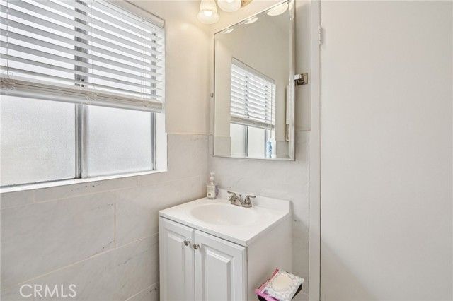 1015 S Mansfield Avenue, Los Angeles, CA 90019