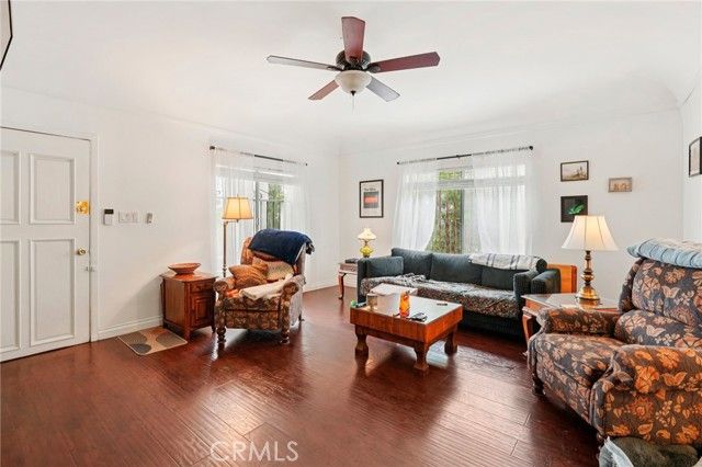 1015 S Mansfield Avenue, Los Angeles, CA 90019