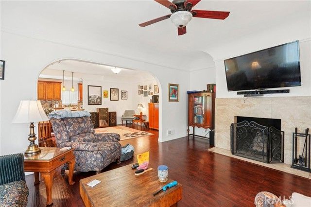 1015 S Mansfield Avenue, Los Angeles, CA 90019