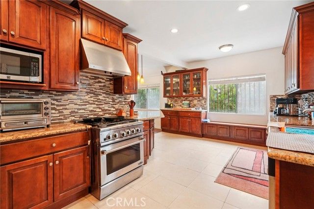 1015 S Mansfield Avenue, Los Angeles, CA 90019