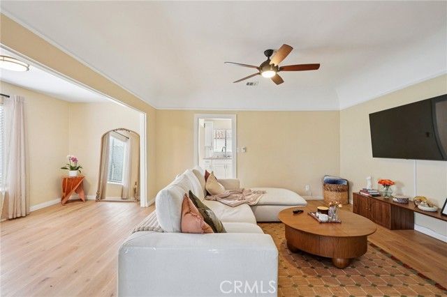 1015 S Mansfield Avenue, Los Angeles, CA 90019