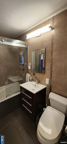 555 North Avenue 11E, Fort Lee, NJ 07024