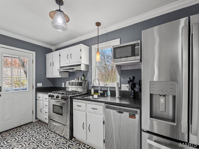 22 N Iola Drive, St Louis, MO 63119