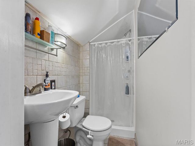 22 N Iola Drive, St Louis, MO 63119