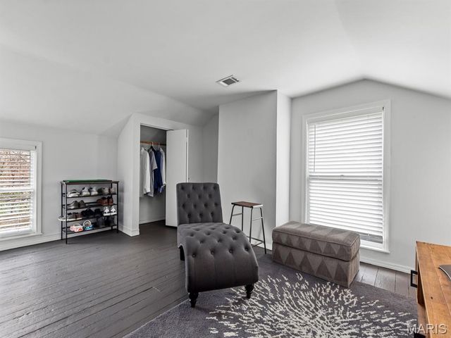 22 N Iola Drive, St Louis, MO 63119