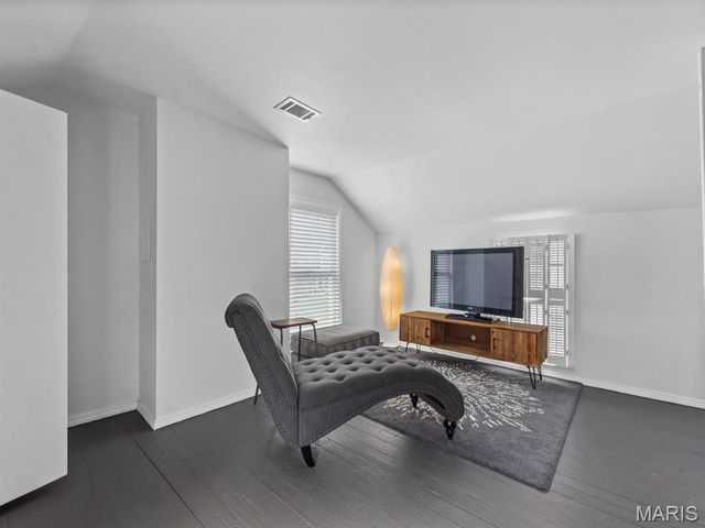 22 N Iola Drive, St Louis, MO 63119