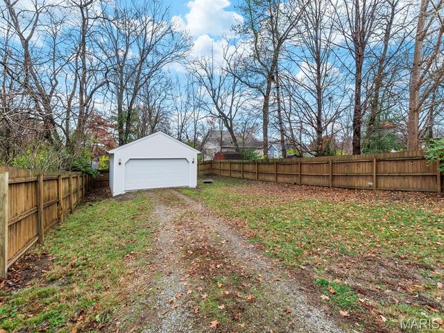 22 N Iola Drive, St Louis, MO 63119