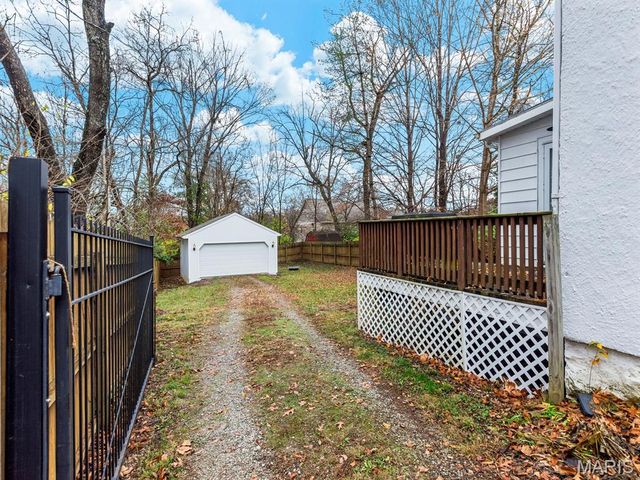 22 N Iola Drive, St Louis, MO 63119