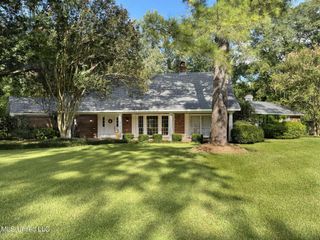 2357 Twin Lakes Circle, Jackson, MS 39211