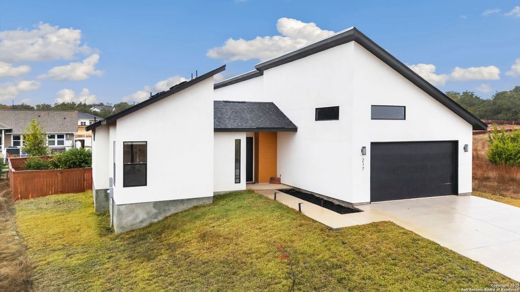 217 Peter Kleid Loop, Blanco, TX 78606