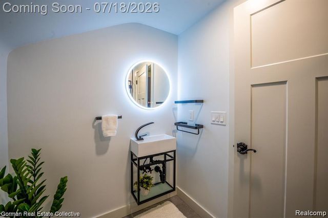 283 Phillips Avenue, Clawson, MI 48017