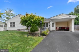 10 TWIN LEAF LN, Levittown, PA 19054