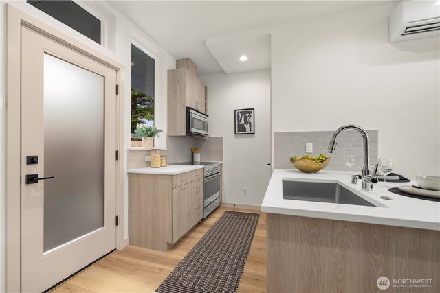 7005 9th Avenue NE, Seattle, WA 98115