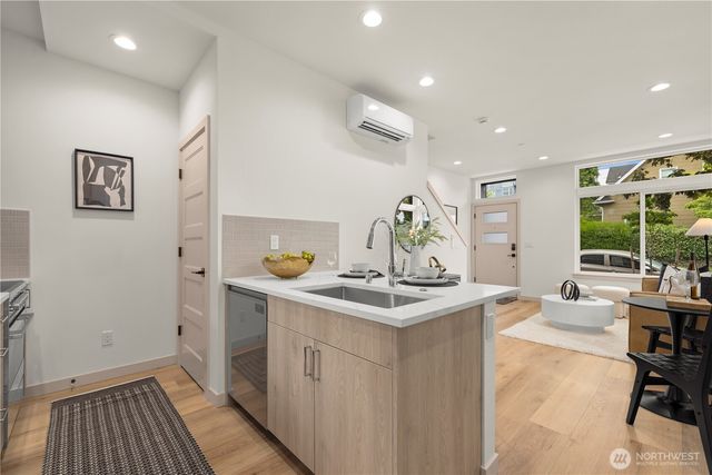 7005 9th Avenue NE, Seattle, WA 98115