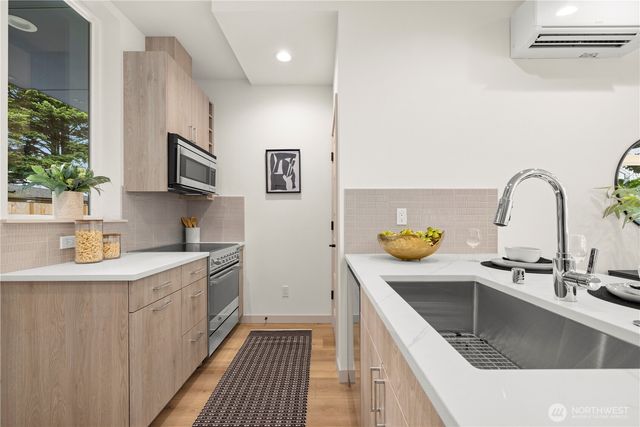 7005 9th Avenue NE, Seattle, WA 98115