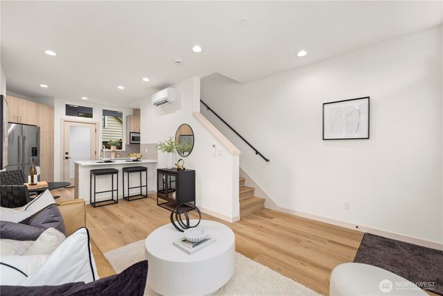 7005 9th Avenue NE, Seattle, WA 98115