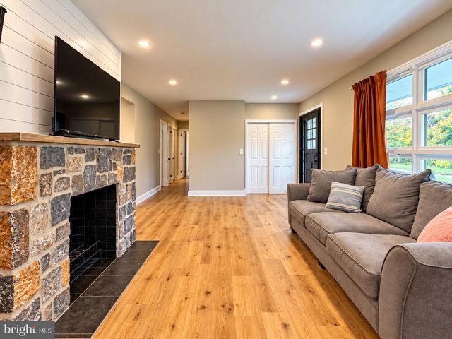 506 S NEW MIDDLETOWN RD, Media, PA 19063