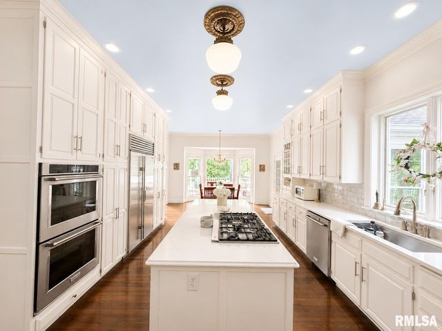 804 W GRAND OAK Drive, Peoria, IL 61615