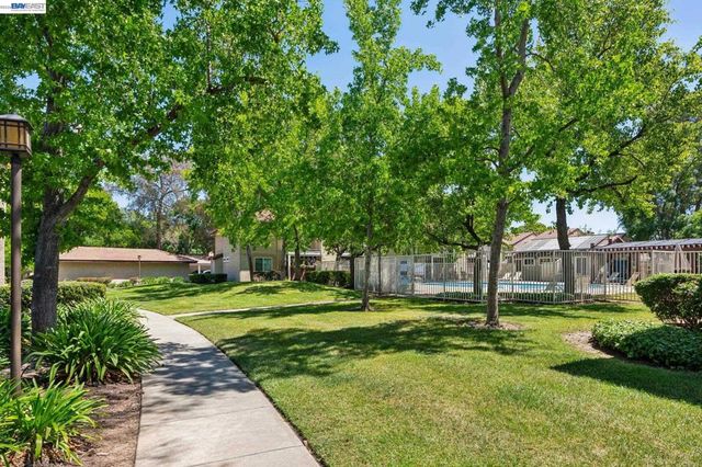 1307 Chateau Cmn, Livermore, CA 94550