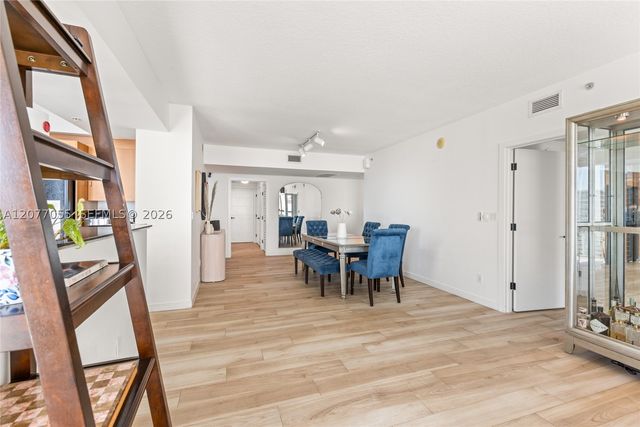 325 S Biscayne Blvd 2723, Miami, FL 33131