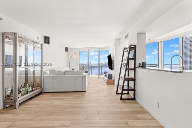 325 S Biscayne Blvd 2723, Miami, FL 33131