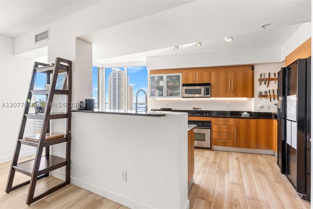 325 S Biscayne Blvd 2723, Miami, FL 33131