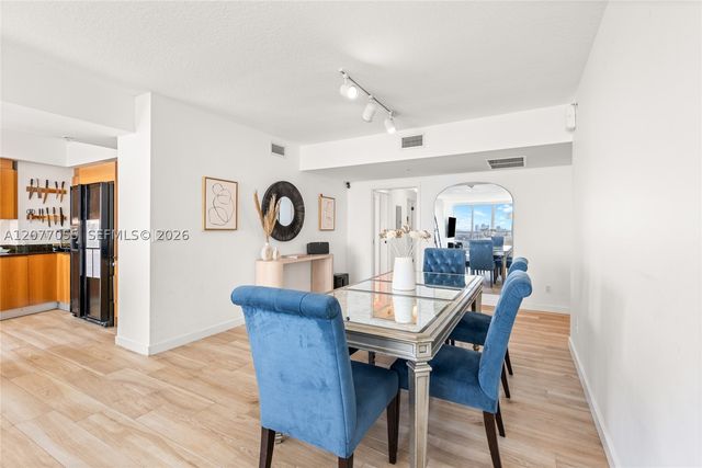 325 S Biscayne Blvd 2723, Miami, FL 33131