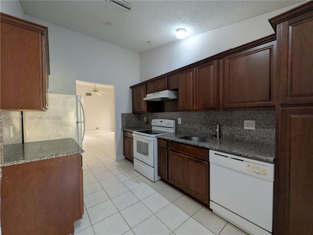 7502 NW 33rd St, Lauderhill, FL 33319