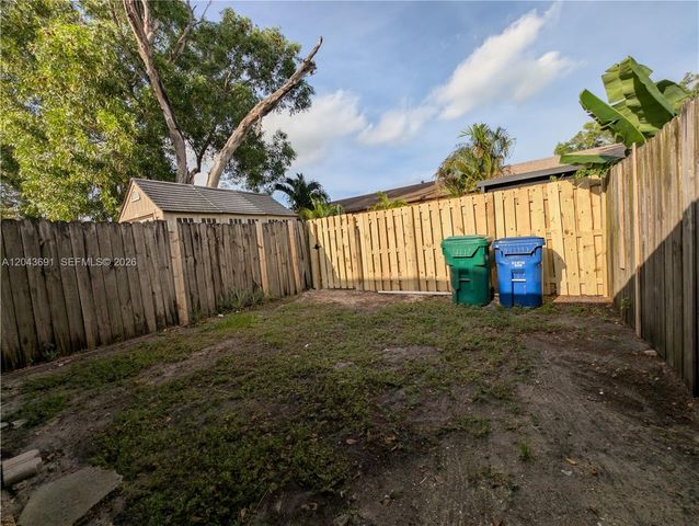7502 NW 33rd St, Lauderhill, FL 33319