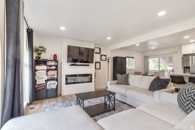 6816 S NORMANDY CIR, Midvale, UT 84047