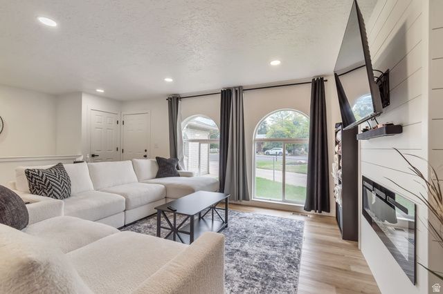 6816 S NORMANDY CIR, Midvale, UT 84047