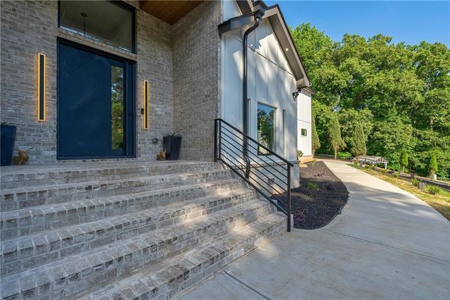 10785 Shallowford Road, Roswell, GA 30075