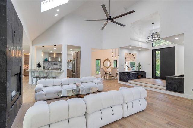 10785 Shallowford Road, Roswell, GA 30075