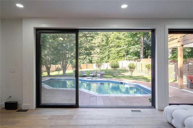 10785 Shallowford Road, Roswell, GA 30075