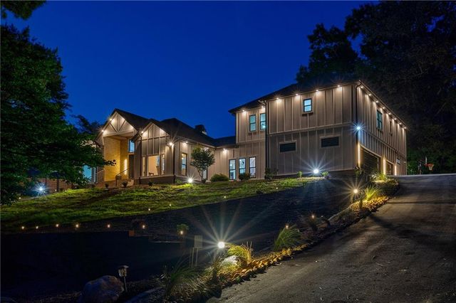 10785 Shallowford Road, Roswell, GA 30075