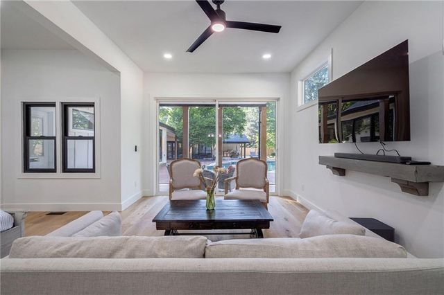 10785 Shallowford Road, Roswell, GA 30075