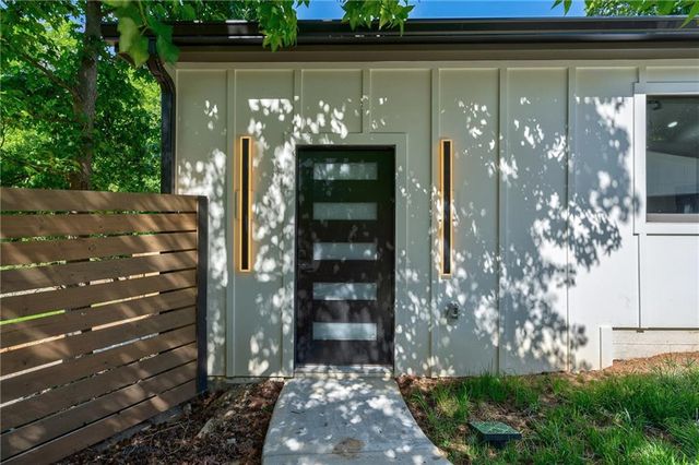 10785 Shallowford Road, Roswell, GA 30075