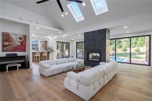 10785 Shallowford Road, Roswell, GA 30075